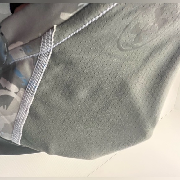 Under Armour Stretch wBreathable Mesh Back Long Sleeved Crew Neck Active Top - Picture 13 of 15